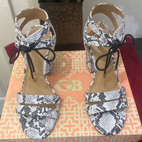 Snake skin black and white heels - Picture 1 of 4